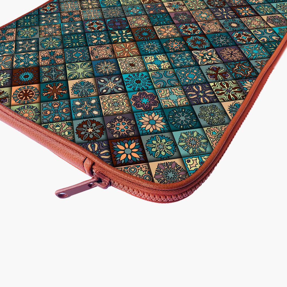 "TRADITIONAL SYMBOLS" Laptop Sleeves:Bol...